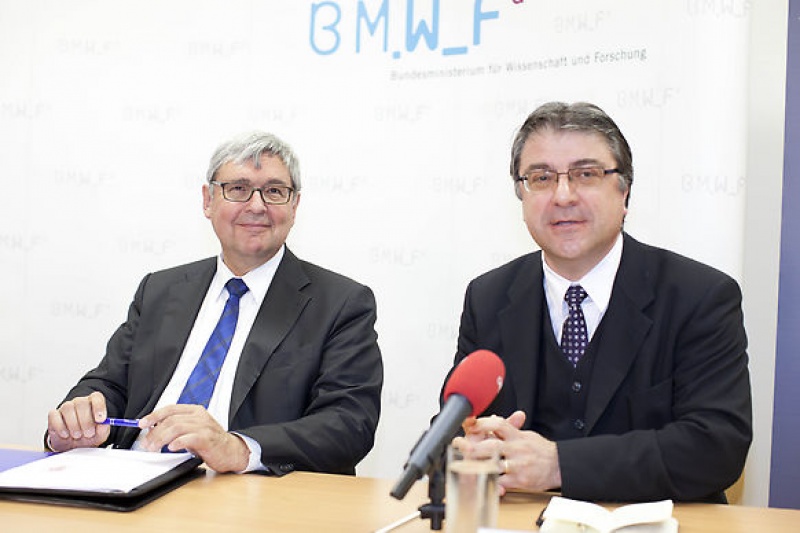 Niyazi Serdar Sariciftci (rechts, neben FWF-Präsident Christoph Kratky)