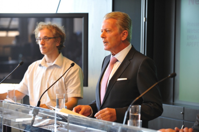 IMBA-Chef Josef Penninger und Wirtschaftsminister Reinhold Mitterlehner bei der Präsentation des Aktionsplans.
