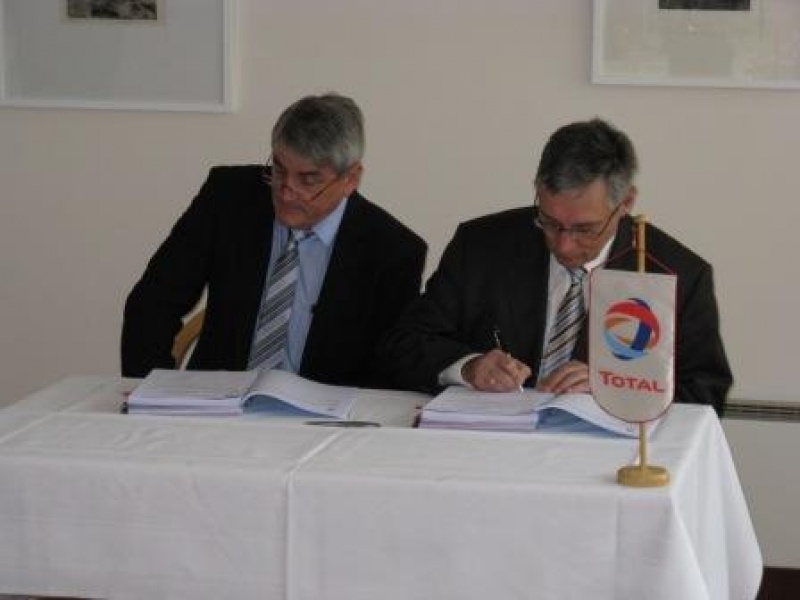Roland Ludwig (EDL) und Reinhard Kroll (Total) unterzeichnen den Vertrag für das